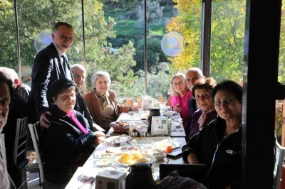 Eğitimci başkan emekli öğretmenleri konuk etti
