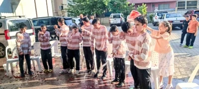 Eğitimlerini tamamlayan hafızlar g&uuml;l yaprakları ve suyuyla ıslatıldı
