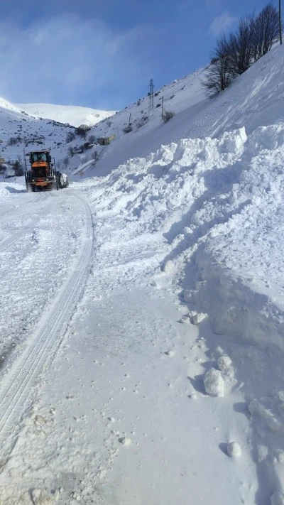 Eğribel T&uuml;neli girişinde &ccedil;ığ nedeniyle kapanan yol ulaşıma a&ccedil;ıldı
