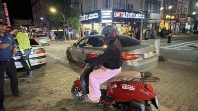 Ehliyet sevincini polislere erik ikram ederek paylaştı
