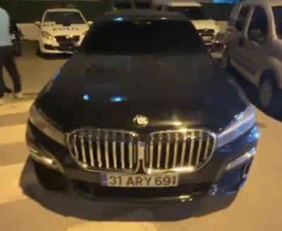 Ehliyeti 2043’e kadar alınan sürücüye çakar ve koyu filmden 316 bin TL ceza
