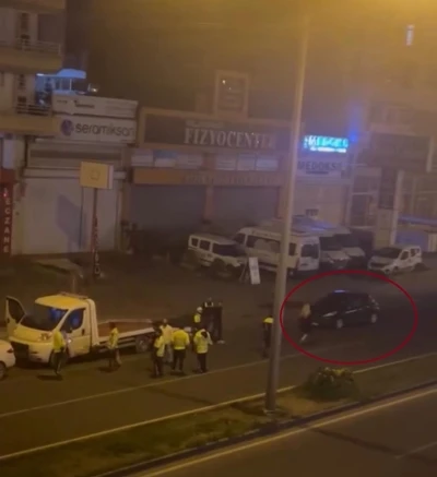 Ehliyeti alınan kadın, alkoll&uuml; halde ara&ccedil; kullanırken polise yakalanınca sinir krizi ge&ccedil;irdi
