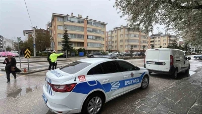 Ehliyeti iptal edilen s&uuml;r&uuml;c&uuml; yaşlı kadına &ccedil;arptı
