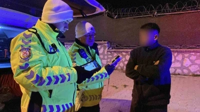 Ehliyetini 2 yıl &ouml;nce aldığını s&ouml;yledi, aday s&uuml;r&uuml;c&uuml; olduğu tespit edilince ehliyeti iptal edildi
