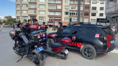 Ehliyetsiz arkadaşına motosikleti verdi, &quot;Bir sürü cezam var&quot; diye polise yalvardı
