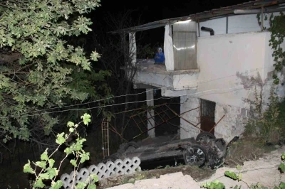 Ehliyetsiz sürücü evin bahçesine uçtu: 3 yaralı
