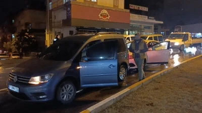 Ehliyetsiz s&uuml;r&uuml;c&uuml; kırmızı ışıkta bekleyen araca &ccedil;arptı
