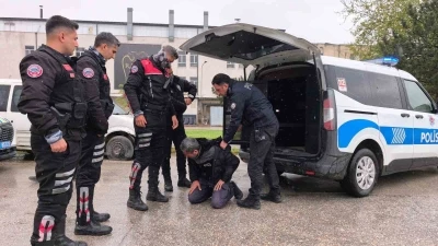 Ehliyetsiz s&uuml;r&uuml;c&uuml; zorluk &ccedil;ıkarınca biber gazı yedi

