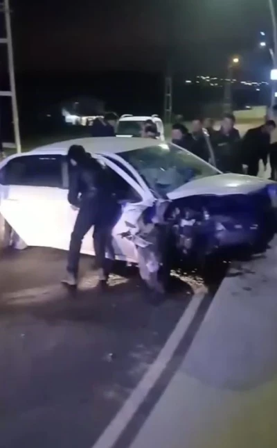 Ehliyetsiz s&uuml;r&uuml;c&uuml;n&uuml;n kullandığı otomobil başka bir ara&ccedil;la kafa kafaya &ccedil;arpıştı: 4 yaralı
