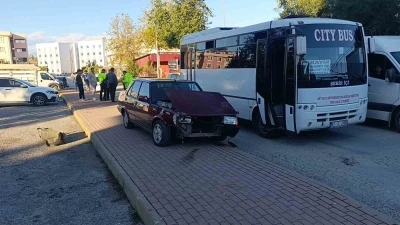 Ehliyetsiz sürücünün kullandığı otomobil halk otobüsü ve motosiklete çarptı: 1 yaralı
