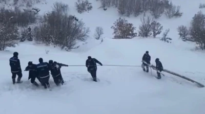 Ekipler enerji i&ccedil;in seferber oldu: Kar i&ccedil;erisinde zorlu m&uuml;cadele
