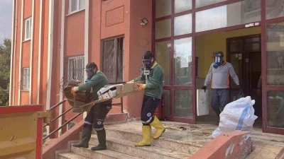 Ekipler gaz maskesiyle girdi iki g&uuml;nde temizledi: Evden 7 kamyonet &ccedil;&ouml;p &ccedil;ıktı
