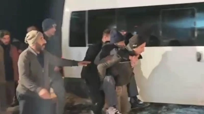 Ekipler yolu a&ccedil;tı, 90 yaşındaki hasta sırtta taşınarak sağlık ekibine ulaştırıldı
