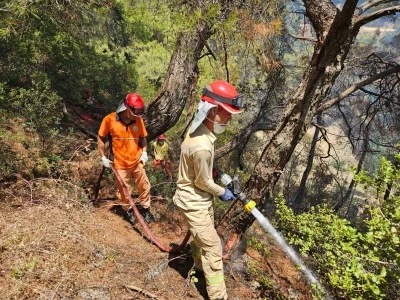Ekipler zamanla yarıştı, önce alevlere sonra köylülerin yüreklerine su serptiler
