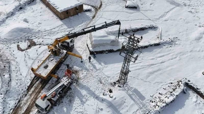 Ekipler zorlu hava şartlarında enerji hatlarını onarıyor
