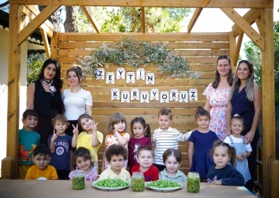 Ekiplerin topladığı zeytinleri minikler işledi
