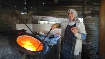 Ekmek parasını kavurucu sıcakta tandır ateşinin i&ccedil;inden &ccedil;ıkaran kadınlar sıcağa dayanabilmek i&ccedil;in litrelerce su t&uuml;ketiyorlar
