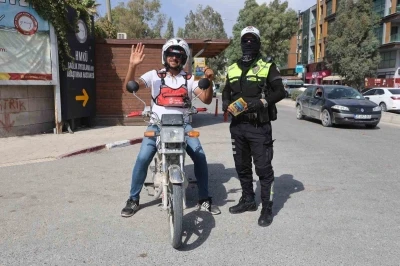 Ekmek parasını motosiklet üstünde kazanan kurye: &quot;Evde beni bekleyen 2 çocuğum ve eşim var, hayatta kalmak için kaskı takıyorum&quot;
