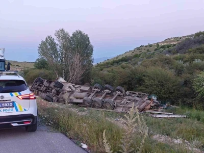 Ekmek y&uuml;kl&uuml; tır şarampole devrildi
