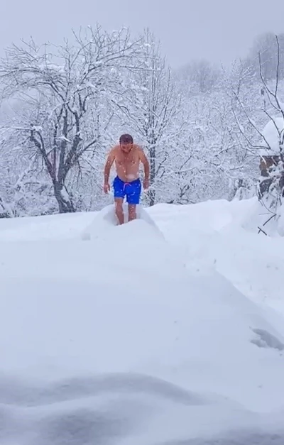 Eksi 10 dereceyi aldırmadan şortuyla karda y&uuml;zd&uuml;
