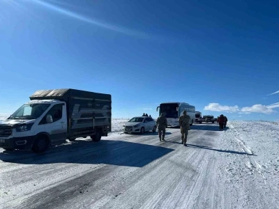 Eksi 30&rsquo;a d&uuml;şen sıcaklıklarda buz pistine d&ouml;nen yolda ara&ccedil;lar mahsur kaldı
