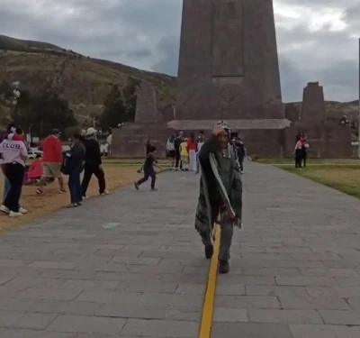 Ekvator çizgisinde Türk bayrağıyla zeybek oynadı
