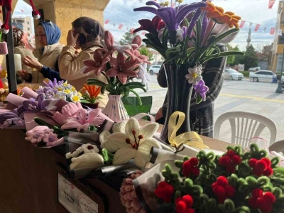 El emeği &uuml;r&uuml;nler tezgaha &ccedil;ıktı: Kadın &uuml;reticiler aile ekonomisine katkı sağlıyor
