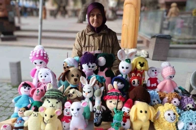 El emeğiyle ördüğü bebekleri satarak ev ekonomisine katkı sunuyor
