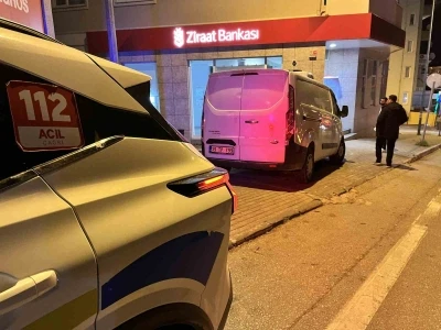 El freni boşalan minib&uuml;s duvara &ccedil;arptı
