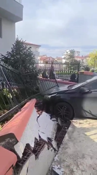 El freni çekilmeyen otomobil bahçe duvarını yıktı

