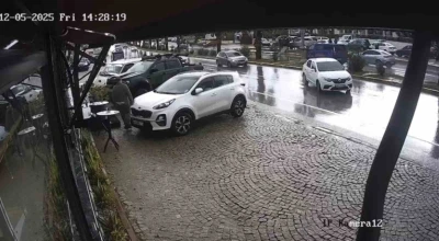 El freni çekilmeyen otomobil, başka araca çarptı
