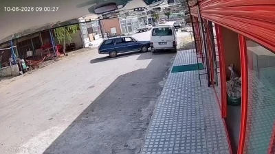 El freni &ccedil;ekilmeyen otomobil hareket edip minib&uuml;se &ccedil;arptı: O anlar kamerada
