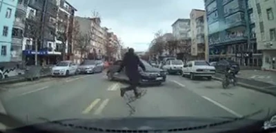 El frenini &ccedil;ekilmeyen ara&ccedil; hareket etti, başka bir s&uuml;r&uuml;c&uuml; koşarak el frenini &ccedil;ekti
