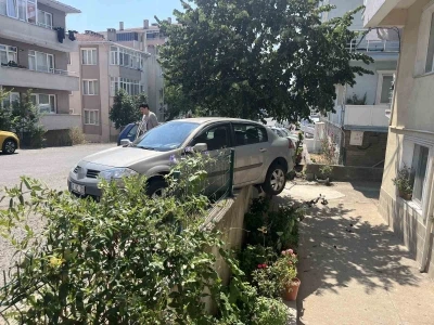 El frenini &ccedil;ekmeyi unuttu, otomobil bah&ccedil;e duvarında asılı kaldı
