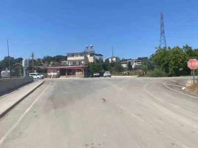 El frenini çekmeyi unutup arkasından koştuğu otomobil park duvarına çarparak durabildi
