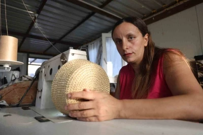 El işiyle ilmik atarak para kazanan 4 &ccedil;ocuklu anne, evlatlarına ve engelli eşine kendi emeğiyle bakıyor
