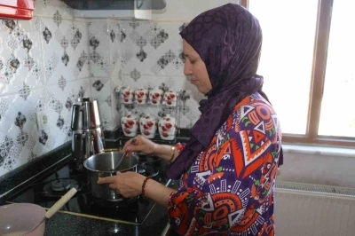 El lezzeti ile ev ekonomisine katkıda bulunuyor
