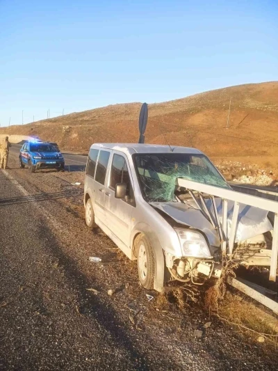 Elazığ ara&ccedil; bariyerlere ok gibi saplandı: 2 yaralı
