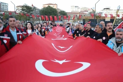 Elazığ&rsquo;da 100 metrelik T&uuml;rk bayrağıyla fener alayı d&uuml;zenlendi
