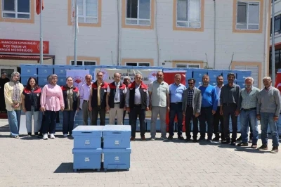 Elazığ&rsquo;da 15 arı yetiştiricisine 150 adet kovan dağıtıldı

