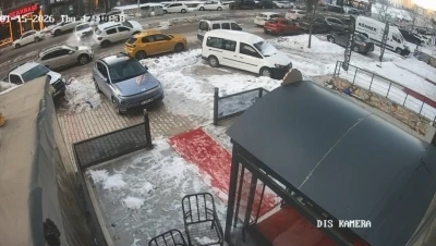 Elazığ&rsquo;da 3 aracın karıştığı kaza kamerada: 1 yaralı
