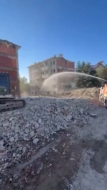 Elazığ&rsquo;da 5 katlı bina korna sesi ile yıkıldı
