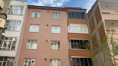 Elazığ&rsquo;da 5. kattan d&uuml;şen gen&ccedil; kız ağır yaralandı
