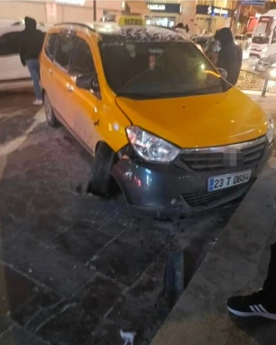 Elazığ&rsquo;da alkoll&uuml; şahıs &ccedil;aldığı ara&ccedil;la kaza yaptı
