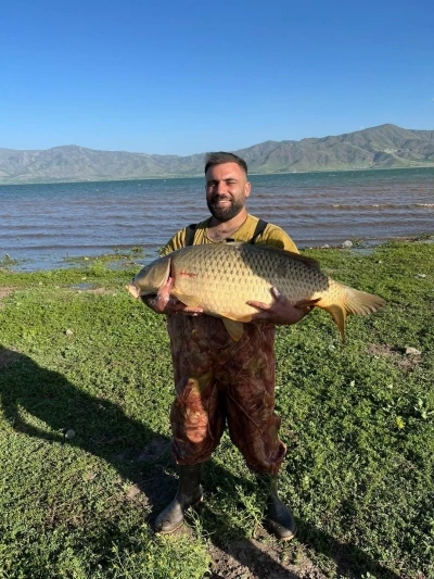 Elazığ’da amatör balıkçı 32 kiloluk dev sazan yakaladı
