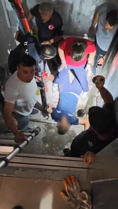 Elazığ&rsquo;da asans&ouml;r boşluğuna d&uuml;şen gen&ccedil; kurtarıldı
