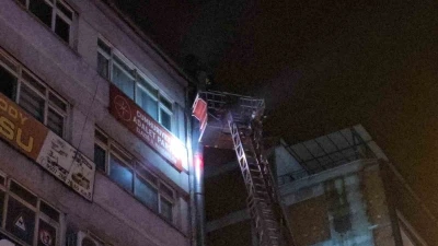 Elazığ&rsquo;da bacadan y&uuml;kselen yoğun duman korkuttu
