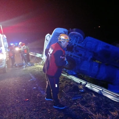 Elazığ’da bariyerlere çarpan kamyon devrildi: 1 yaralı
