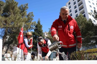 Elazığ&rsquo;da bayram &ouml;ncesi, şehitlikler temizlendi
