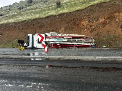Elazığ&rsquo;da beton pompası yan yattı: 1 yaralı